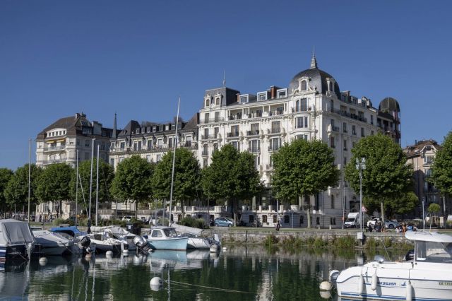 اختبر الفخامة المُطلقة بين ربوع فندق ذا وودوارد الأكثر تميّزاً في جنيف