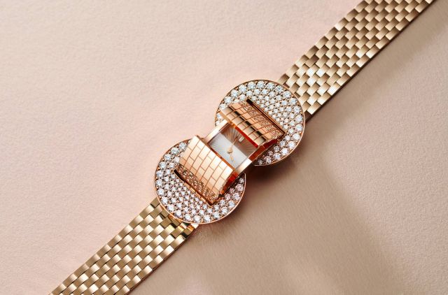 ساعة أيقونية من VAN CLEEF AND ARPELS من الذهب الوردي