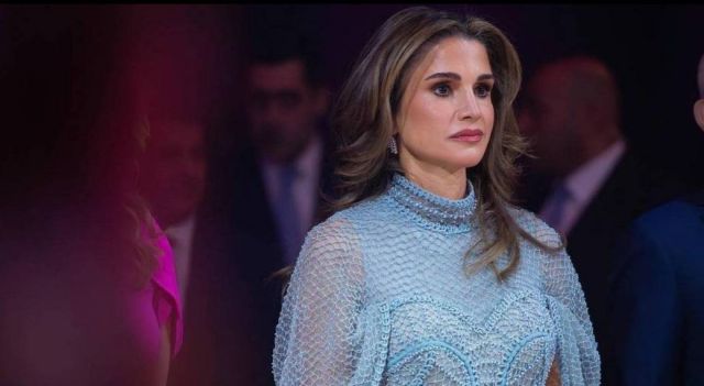 الملكة رانيا تعدّل في فستانها ليبدو محتشماً... هل تأثر التصميم؟