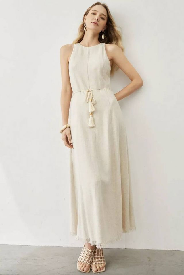 فستان الكتان الفسكوزي المزين بحزام الشراشيب (151 ريال سعودي) 