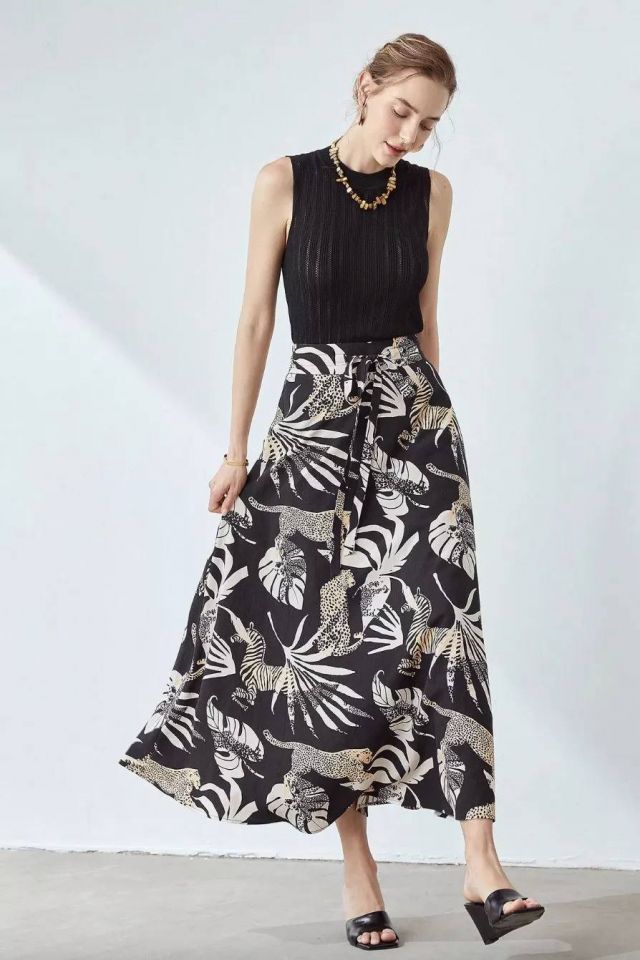 تنورة الكتان الفسكوزي المزينة برباط (151 ريال سعودي)