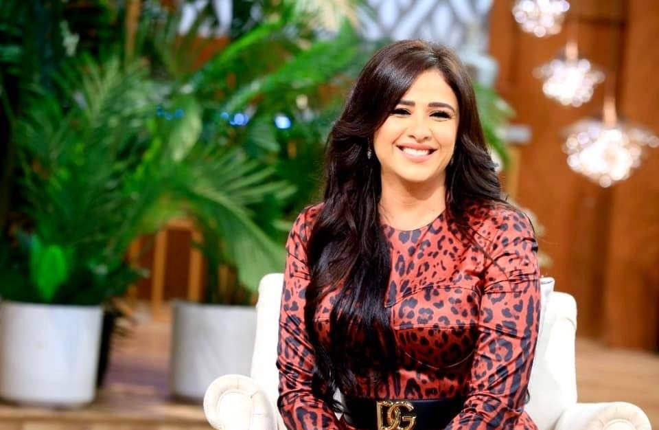 ياسمين عبد العزيز تستعرض رشاقتها ومجوهراتها الفخمة بفيديو لطيف