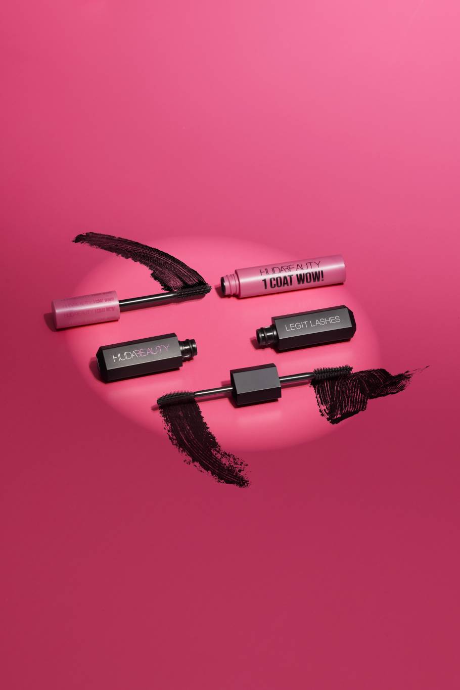 اخطفي الأنفاس برموش كثيفة ومرفوعة مع مسكارا 1 Coat WOW! من Huda Beauty