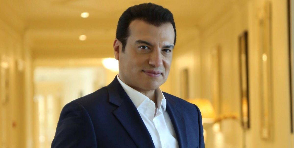 بالفيديو - بعد تعرّضه للانتقادات... إيهاب توفيق يوضح حقيقة إحيائه حفلاً يوم وفاة علاء عبد الخالق