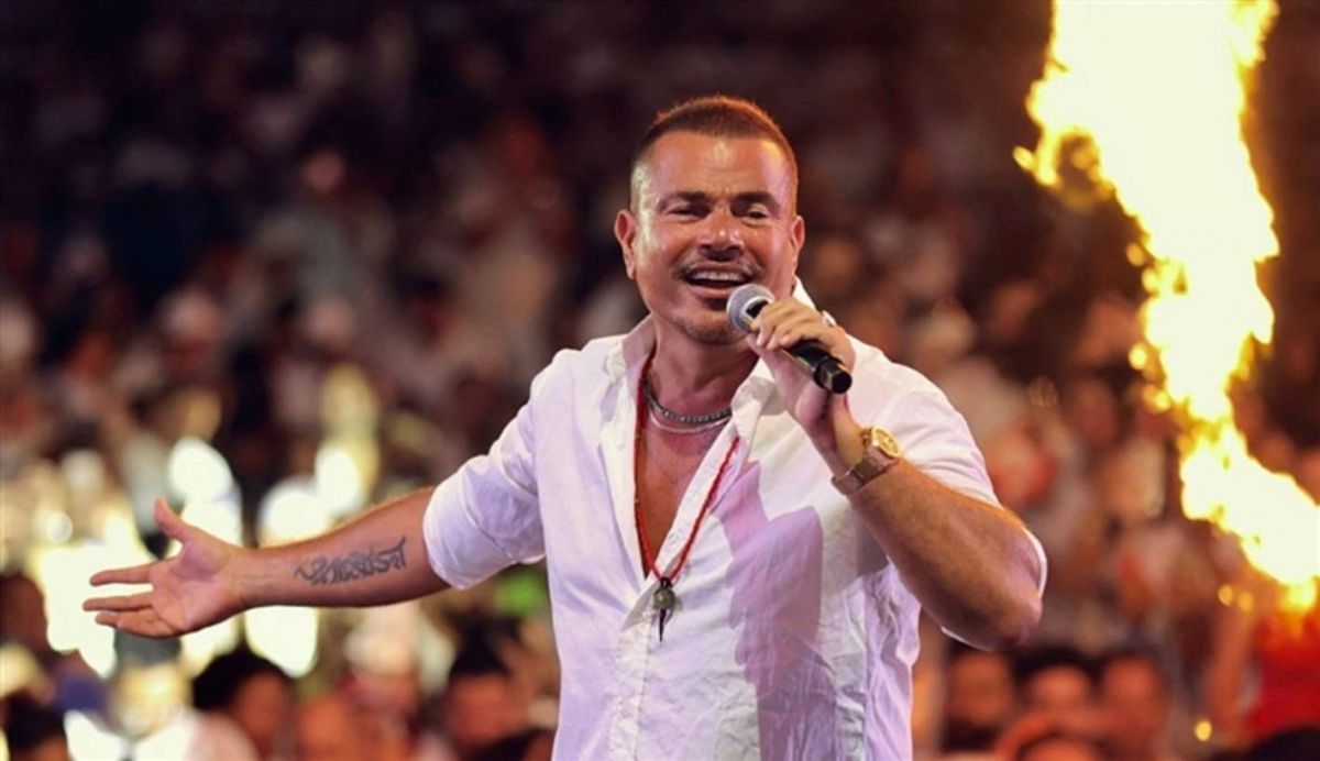 بالصور - اللون الأبيض يسيطر على أولى حفلات عمرو دياب بالساحل الشمالي