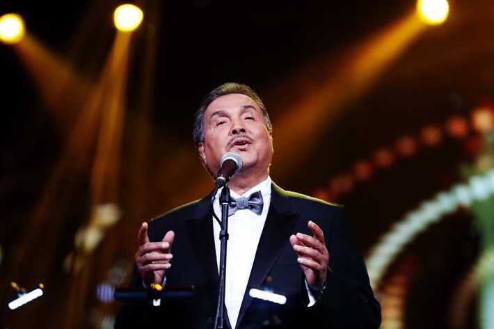 بالفيديو - محمد عبده يعلّق بطرافة على رغبة محمد رمضان في عمل دويتو معه