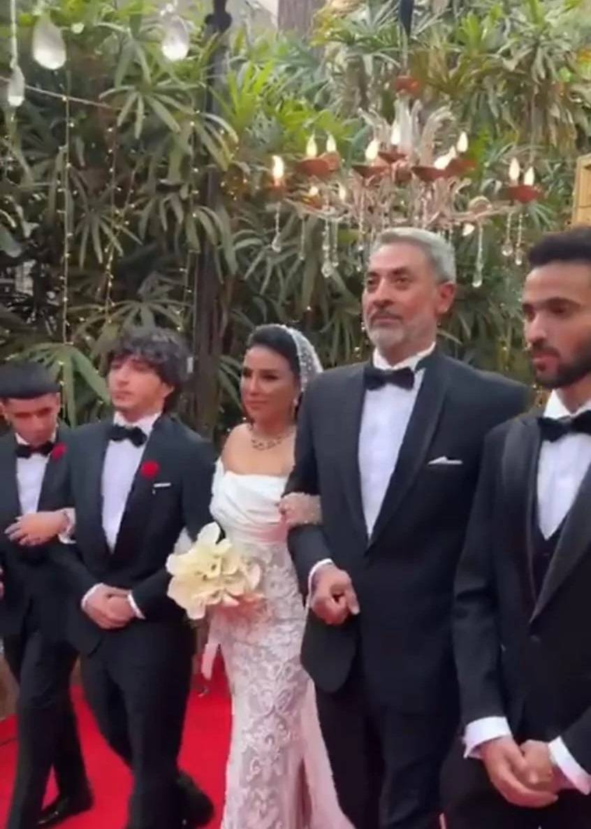 بالفيديو والصور - فتحي عبد الوهاب يحتفل بزفاف شقيقته بغياب نجوم الفن