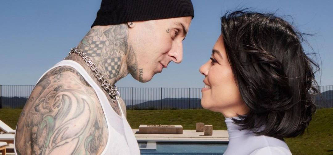 بالصور - كورتني كارداشيان تواصل استعراض حملها بملابس جريئة