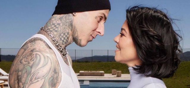 بالصور - كورتني كارداشيان تواصل استعراض حملها بملابس جريئة