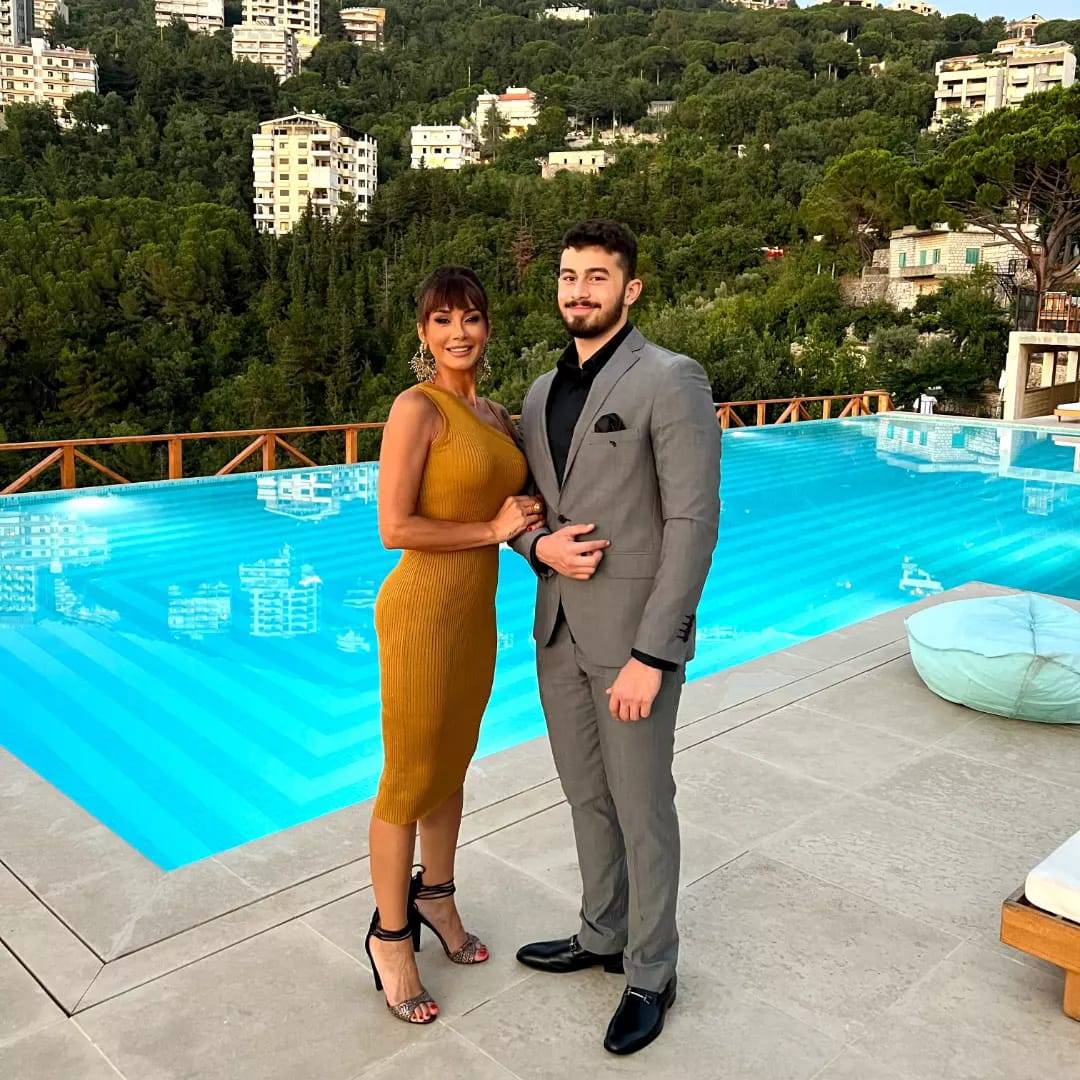 كاريس بشّار تراقص ابنها بإطلالة أنثوية رائعة