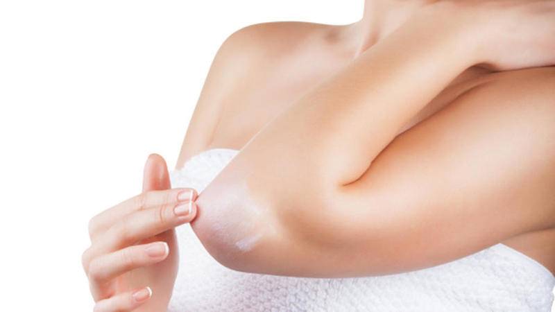 نصائح بسيطة تجنّبك اسمرار الكوع والركبة في الصيف