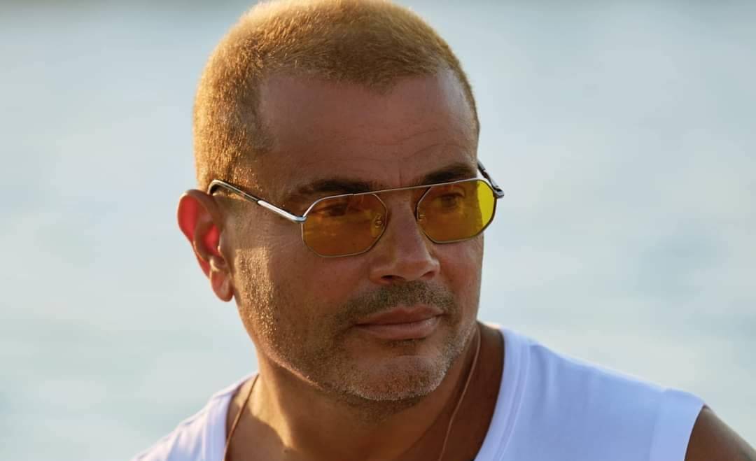 بالفيديو - عمرو دياب بلوك مختلف وسلاسل شبابية لافتة