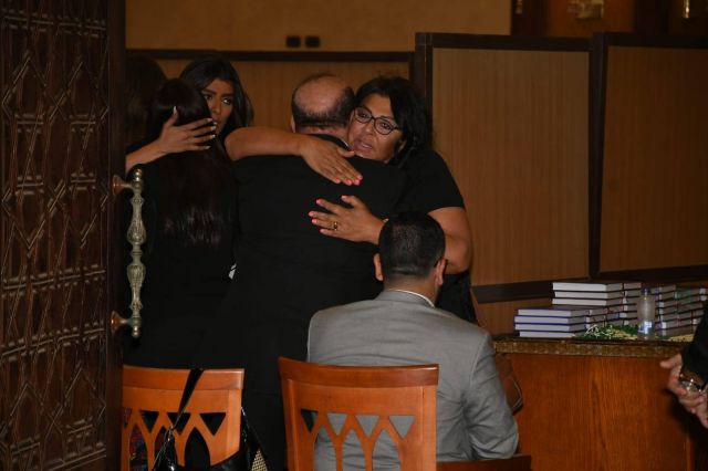 هالة صدقي تقدم العزاء في والد مي كساب