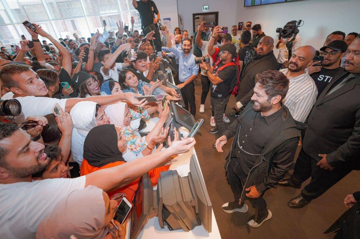 بالفيديو - زحام وإغماءات لدى وصول تامر حسني الى إحدى دور السينما التي تعرض فيلمه