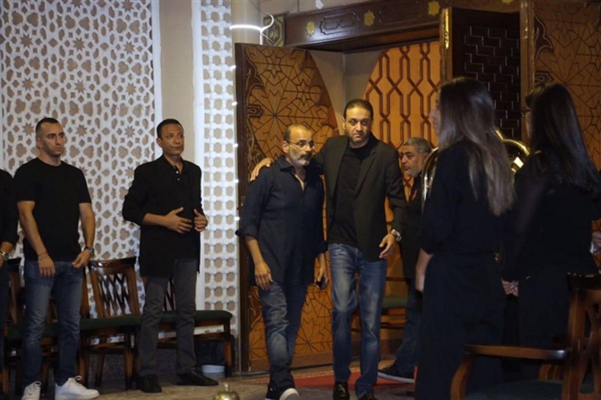 بالصور - نجوم التسعينيات في عزاء علاء عبد الخالق