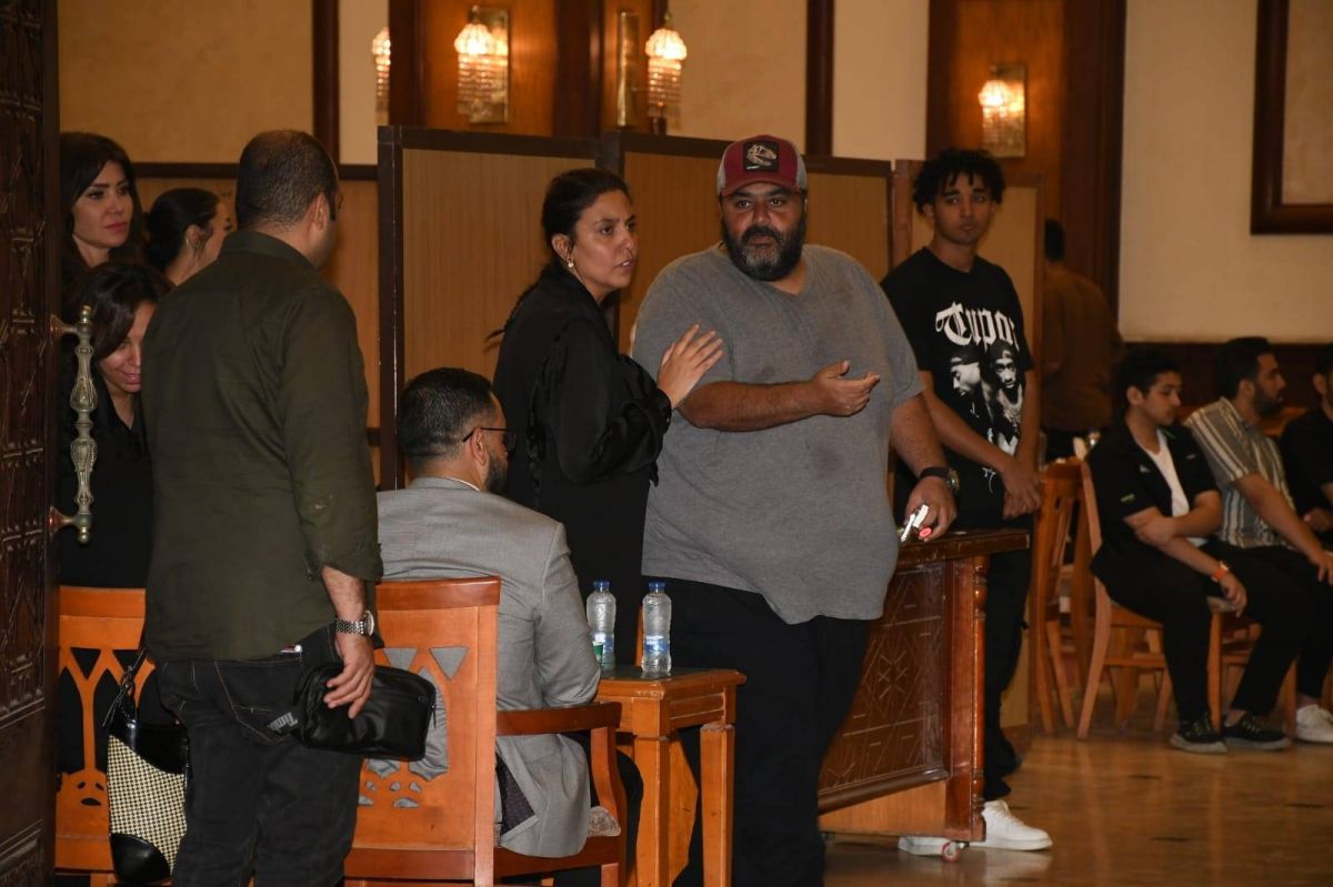 بالصور - نجوم الفن يواسون مي كساب في عزاء والدها... وغياب محمد رمضان