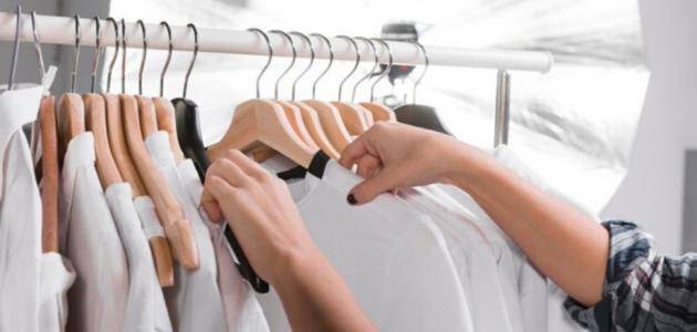 حيل من خبراء الموضة لإعادة تنسيق الملابس القديمة بذكاء
