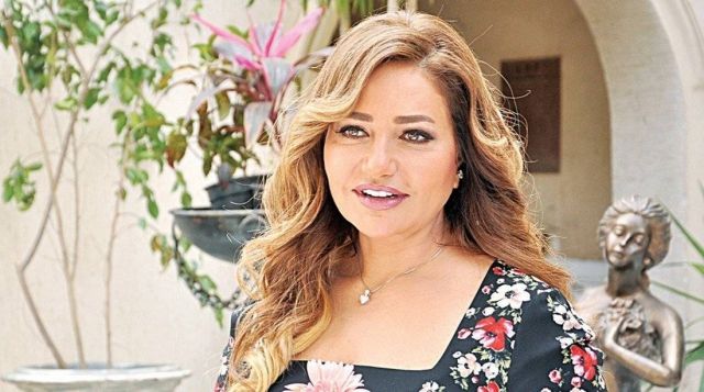 بالفيديو - ليلى علوي تحدث ضجة برقصها اللطيف على البحر