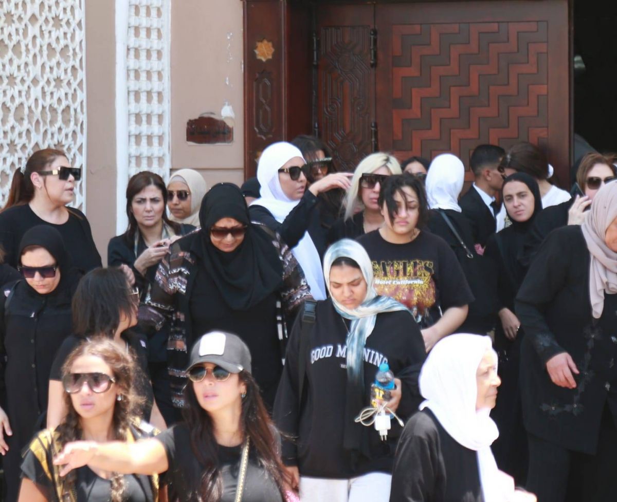 انهيار مي كساب في جنازة والدها وهؤلاء النجوم يساندونها