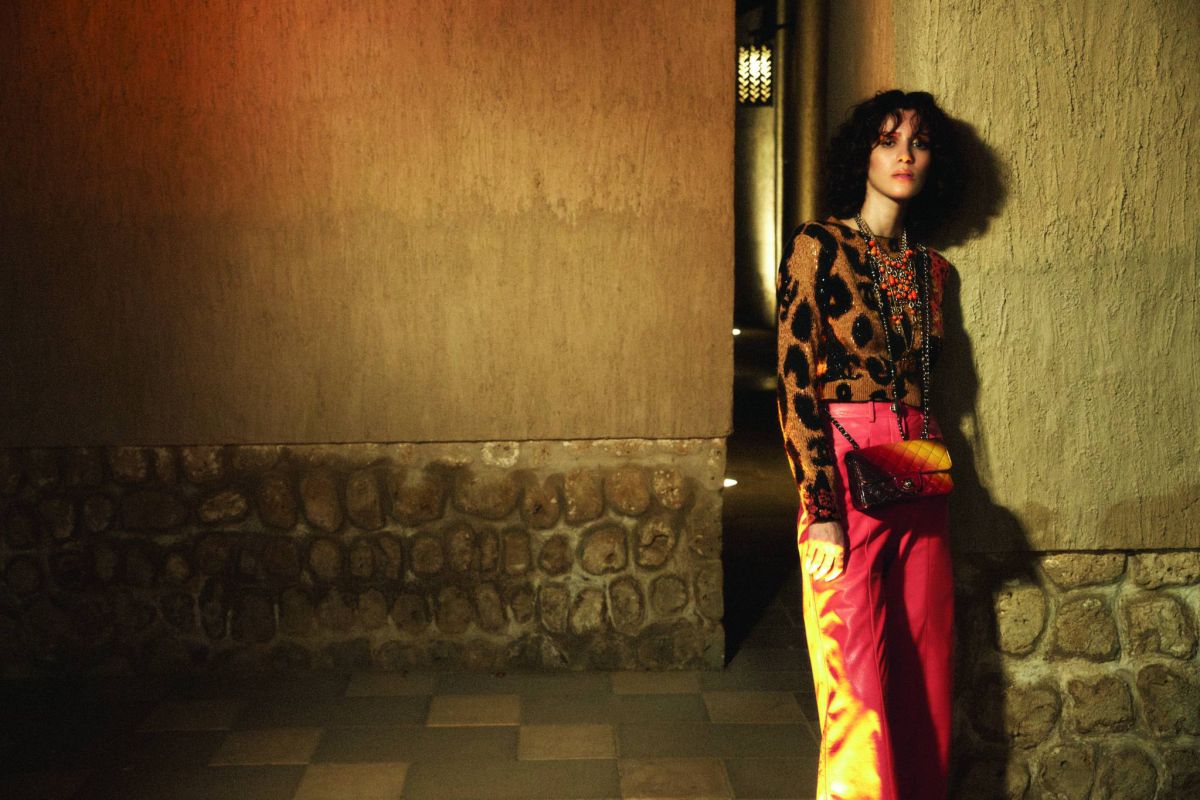 إيقاع الليل... CHANEL بتصاميم أنيقة من وحي السبعينيات تناسب المرأة القوية