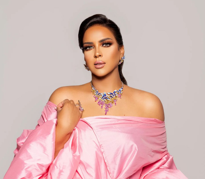 نسّقي مجوهراتك مع الفساتين على طريقة رويدا المحروقي