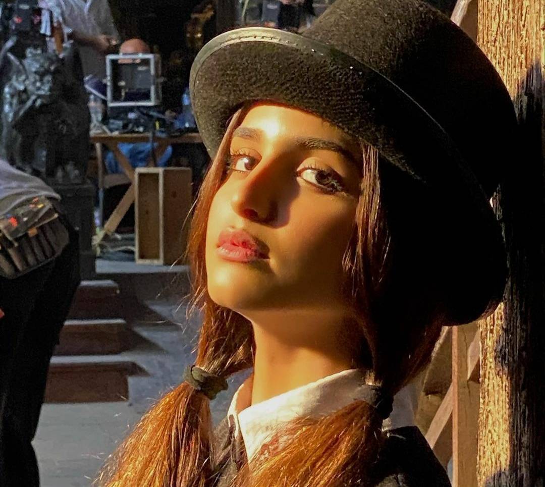 بالفيديو - حلا الترك تستعرض جمالها بإطلالات متنوعة.. أيهما الأجمل؟