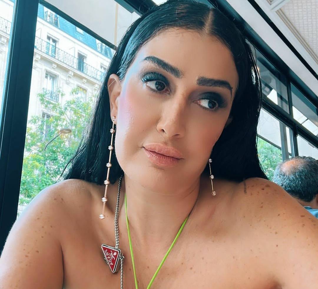 غادة عبد الرازق تتمايل في الشارع.. وتثير الجدل بمكياجها وسعر حقيبتها