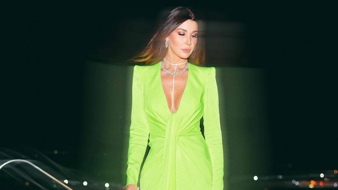 تألّقي بفستان نانسي عجرم الأنيق بلون فاقع