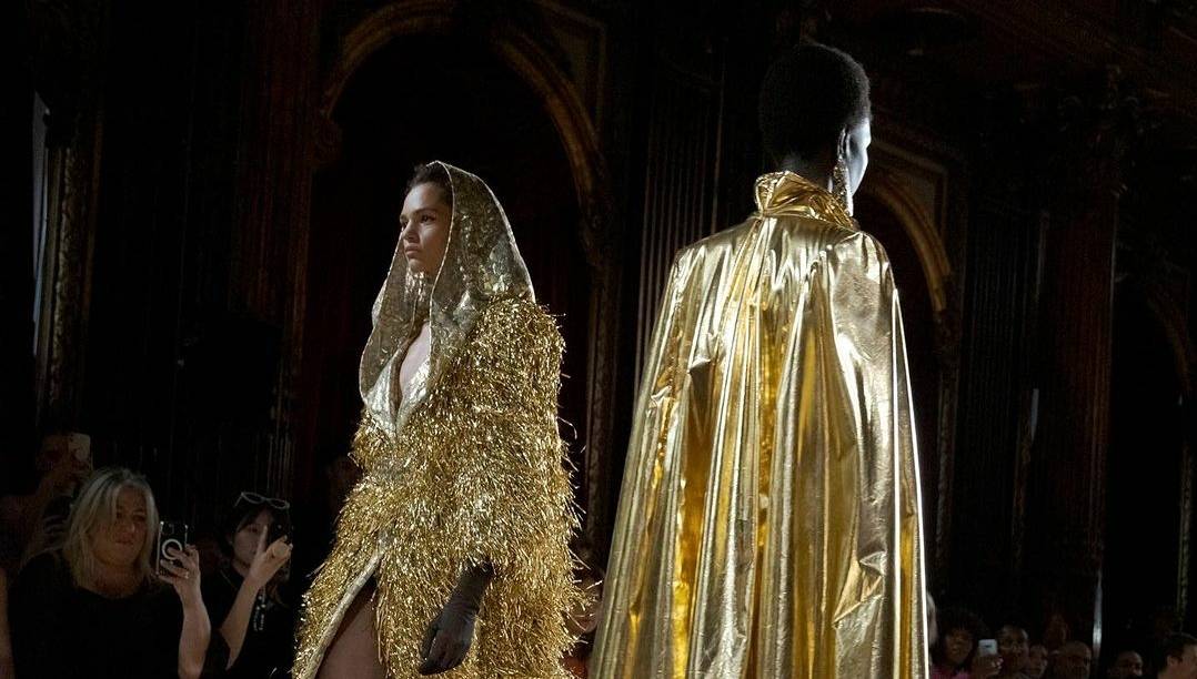 مجموعة جورج شقرا الذهبية تضج بالجرأة والأنوثة المعبّرة