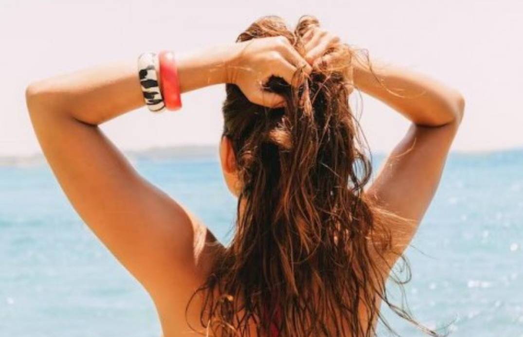 5 خطوات أساسية لحماية شعرك من حرارة الشمس خلال الصيف