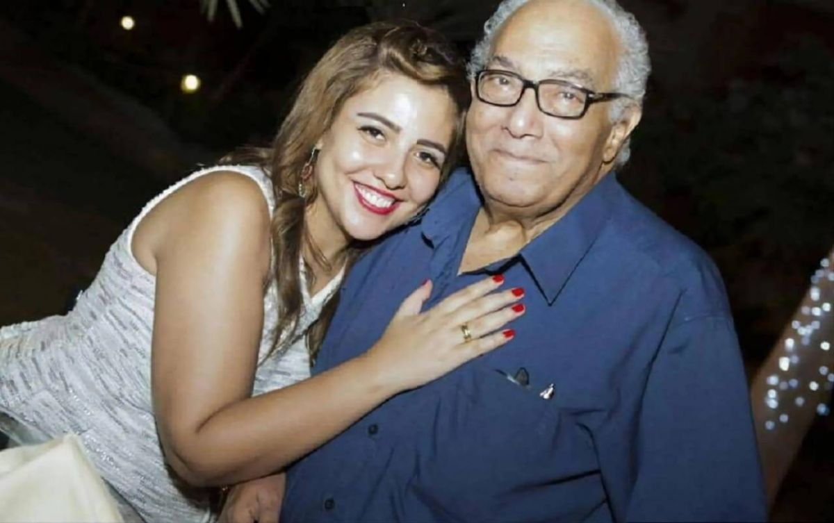 نجوم الفن يقدمون العزاء لمي كساب في وفاة والدها