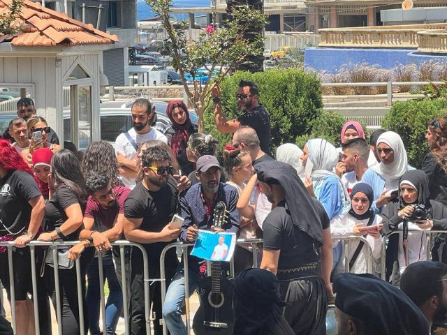 معجبو تامر حسني أمام الفندق لاستقباله