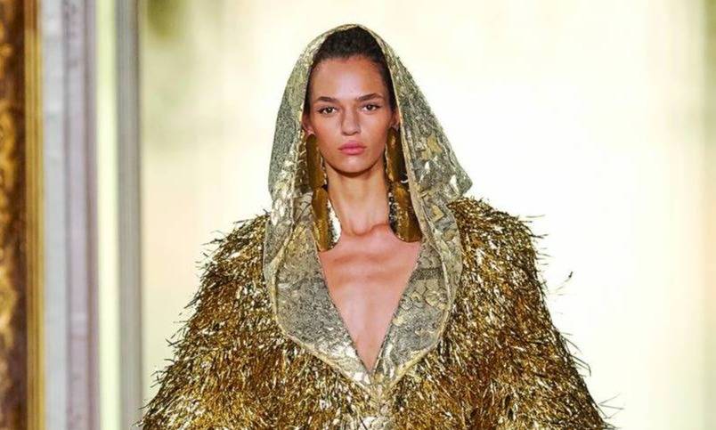 الذهبي في فساتين جورج شقرا الراقية يضيء موضة خريف وشتاء 2023-2024