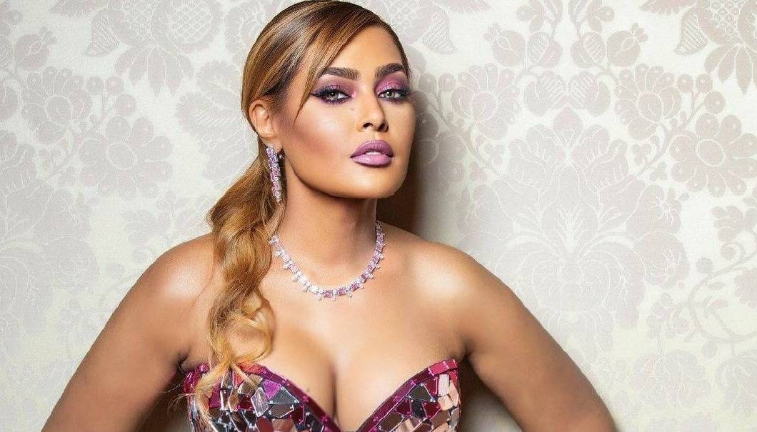 السعودية وعد تتألق بمجوهرات فخمة وساعة ثمينة