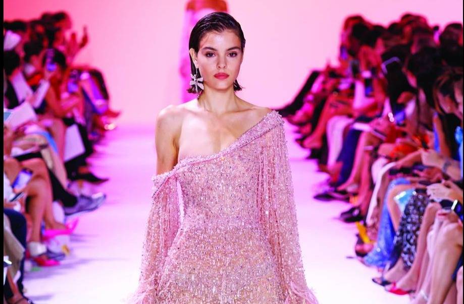 ألوان فساتين جورج حبيقة الراقية لخريف وشتاء 2023-2024 تخطف الأنظار