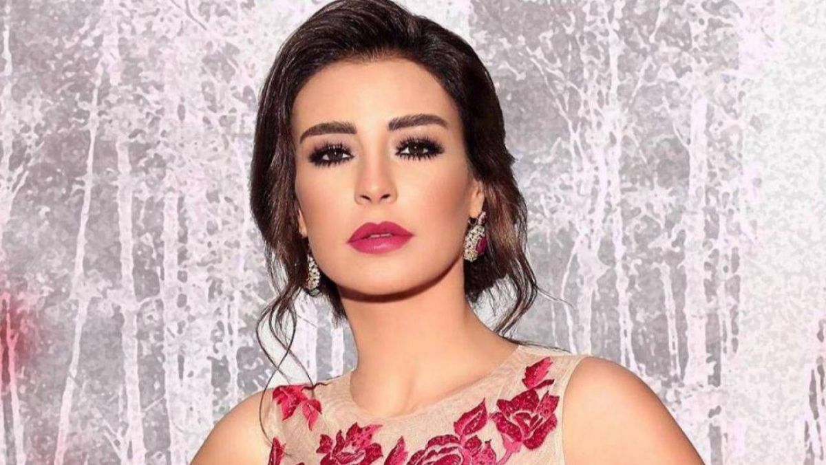 بالفيديو - مشادة كلامية وعراك بالأيدي بين ماغي بو غصن وسيدة في الشارع... والسبب؟!