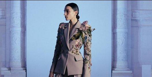 فساتين محتشمة تناسب المحجّبات بتصاميم تعكس الفخامة والرقي