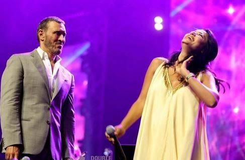 بالفيديو - كاظم الساهر يفاجئ رحمة رياض بكلماته ويدعوها للغناء معه