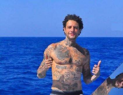 الجمهور يتفاعل مع صور أحمد فيشاوي في العُمرة