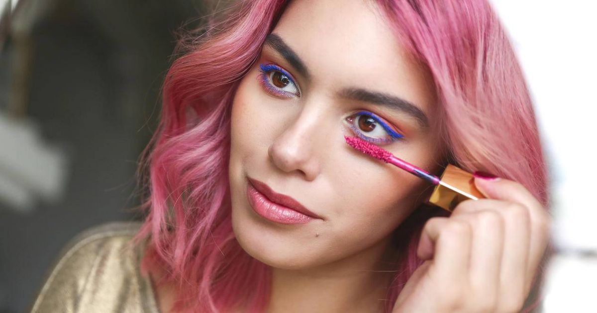 الماسكارا الحمراء البارزة موضة هذا الصيف... هل تجرؤين؟