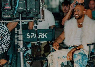 محمد رمضان يُحدث ضجة بإطلالاته الغريبة وحركاته الراقصة