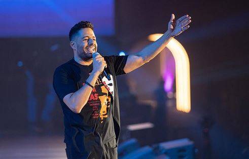 بالفيديو - هكذا احتفل محمد حماقي بمرور 20 عاماً على أول ألبوماته