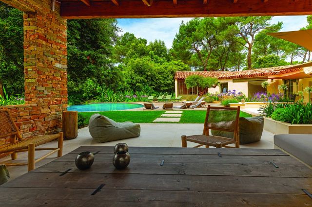 أجواء مريحة لشرفة تشكّل نقطة التقاء بين الخارج والداخل