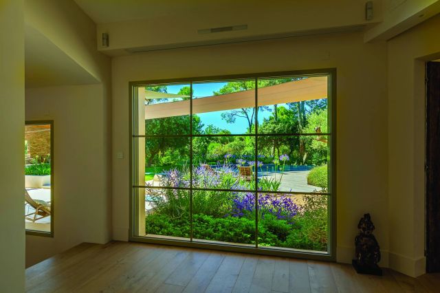 نافذة عملاقة تؤطّر سحر الطبيعة في الحديقة