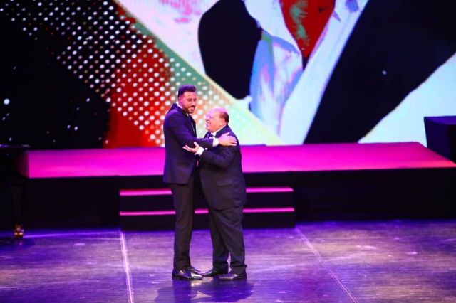 أحمد السعدني يحتضن صلاح عبد الله