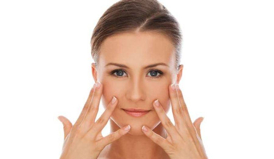 تمارين خاصة لمكافحة تجاعيد الوجه وانتفاخ محيط العينين