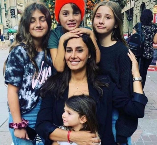 حلا شيحة وأولادها