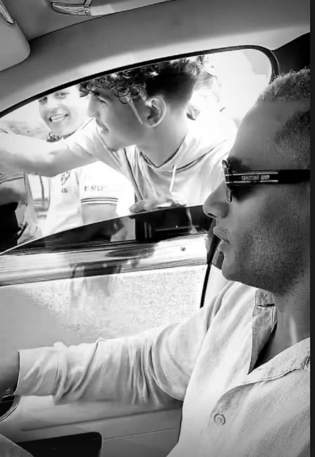 محمد رمضان يلتقط الصور مع الجمهور  