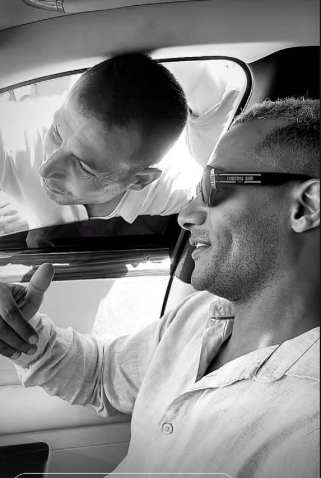 محمد رمضان يلتقط الصور مع الجمهور  