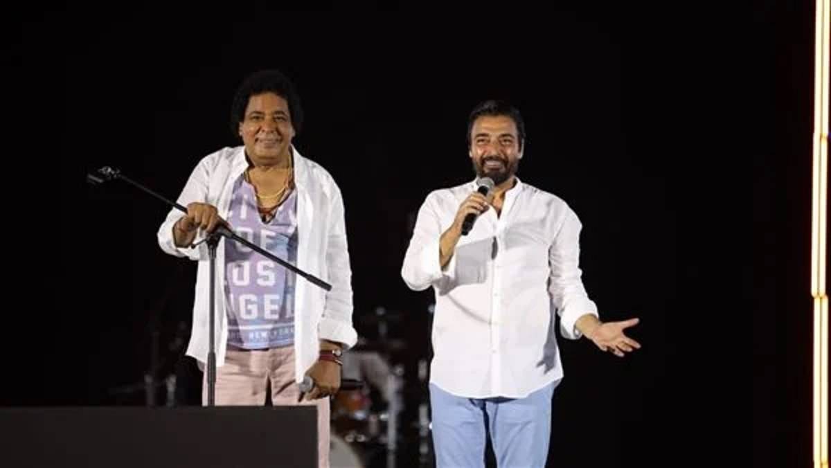 بالفيديو والصور - محمد منير يقلق الجمهور بوزنه الزائد وحميد الشاعري يغني معه